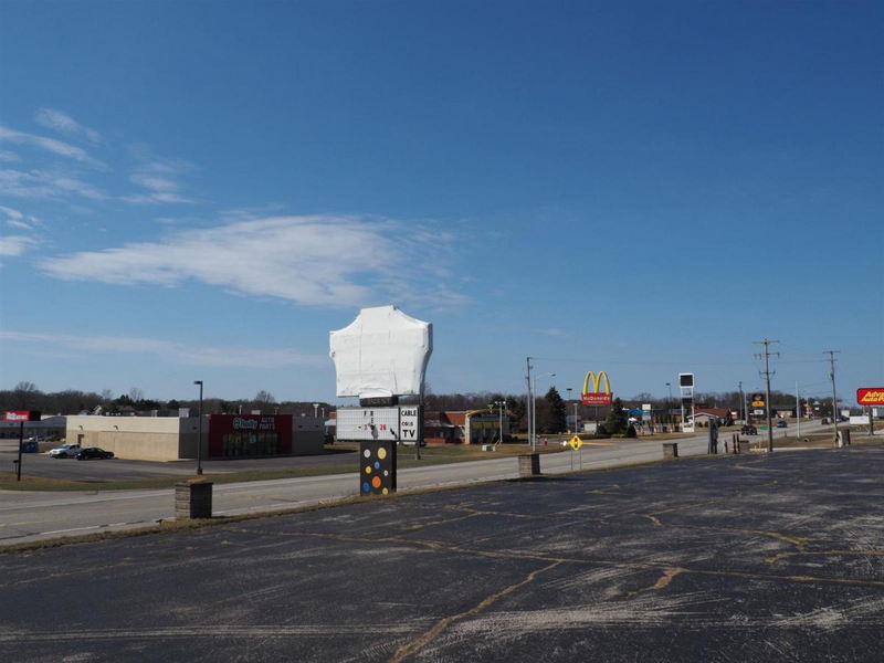 Sunset Motel - Real Estate Photos - Old Sign Still There